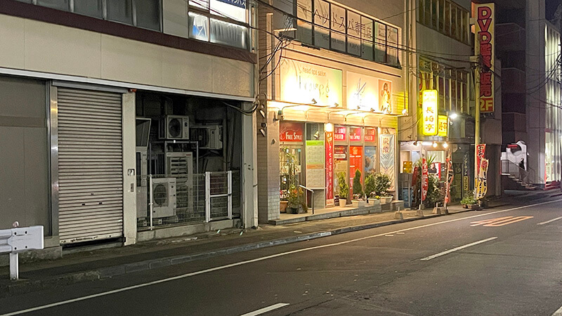 夜の水戸駅近くの通り沿いにある長崎亭の外観