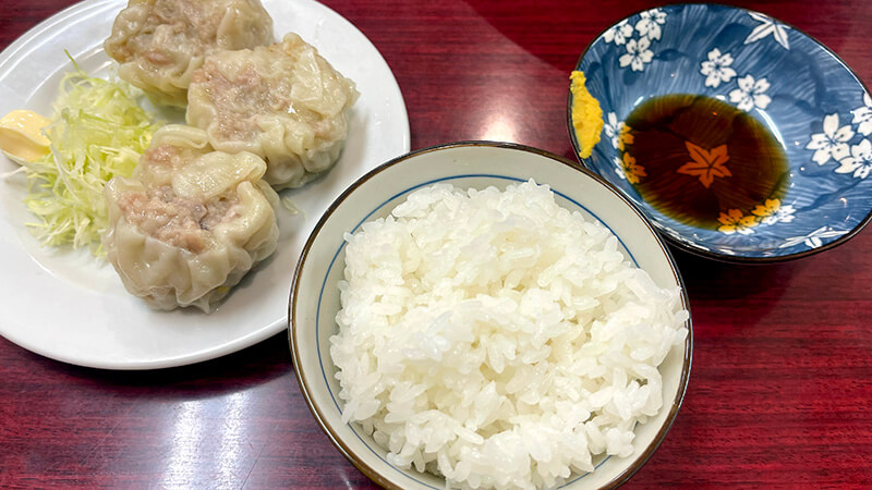長崎亭のシュウマイと半ライス、たれ皿のセット