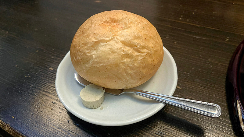丸く焼き上がった藤右ェ門 栄のパンとアンチョビバター