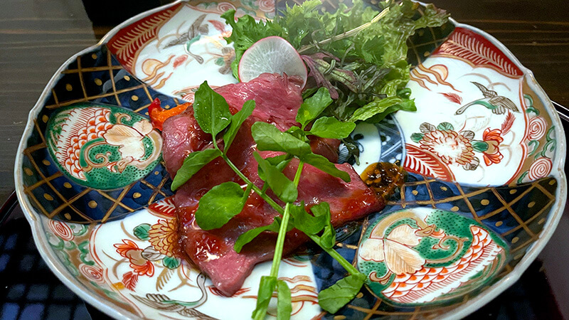 常陸牛のローストを華やかな器に盛り付けた藤右ェ門 栄の肉料理