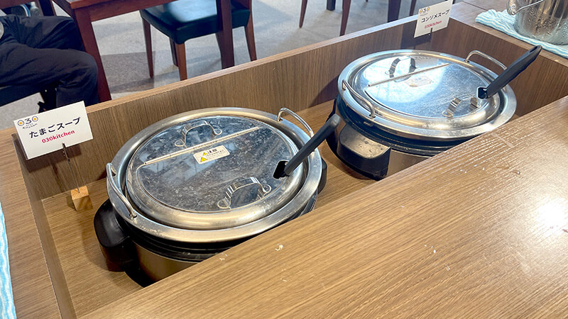 たまごスープとコンソメスープが並ぶおみたまキッチンのスープバー