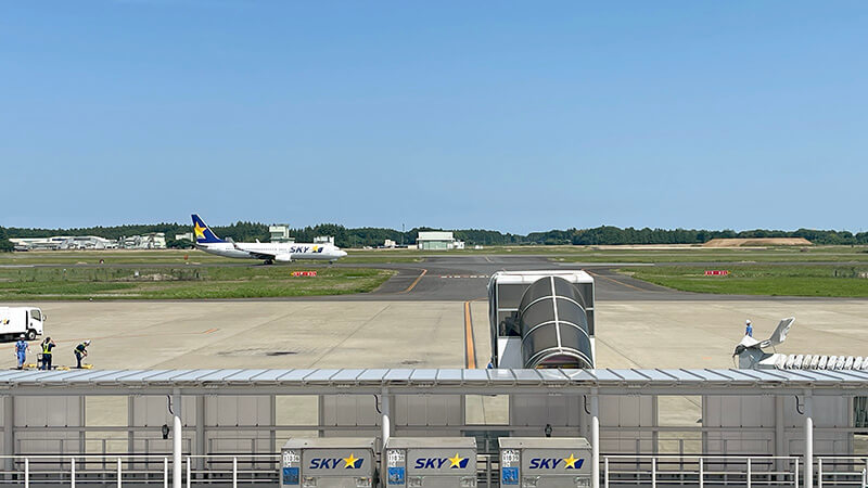 茨城空港の滑走路とスカイマーク機を展望スペースから眺める