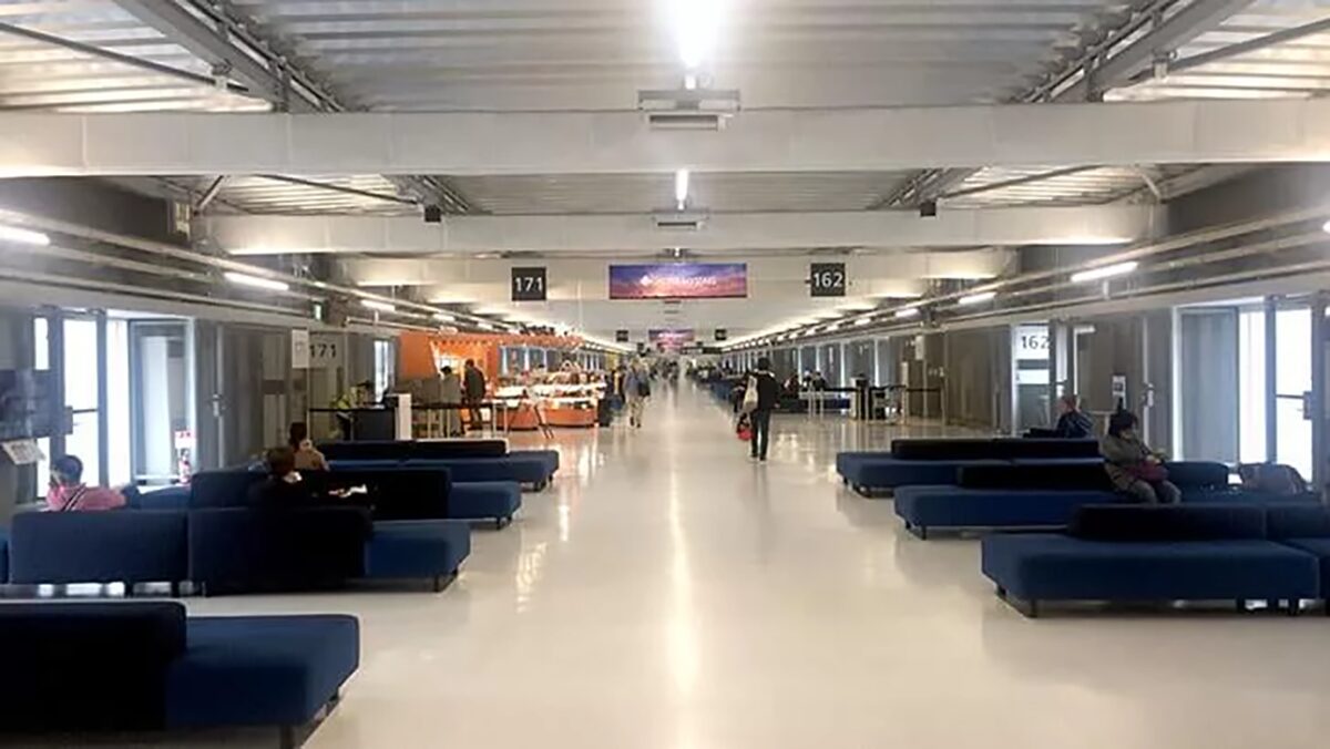 成田空港第3ターミナル国内線出発後の搭乗待合室