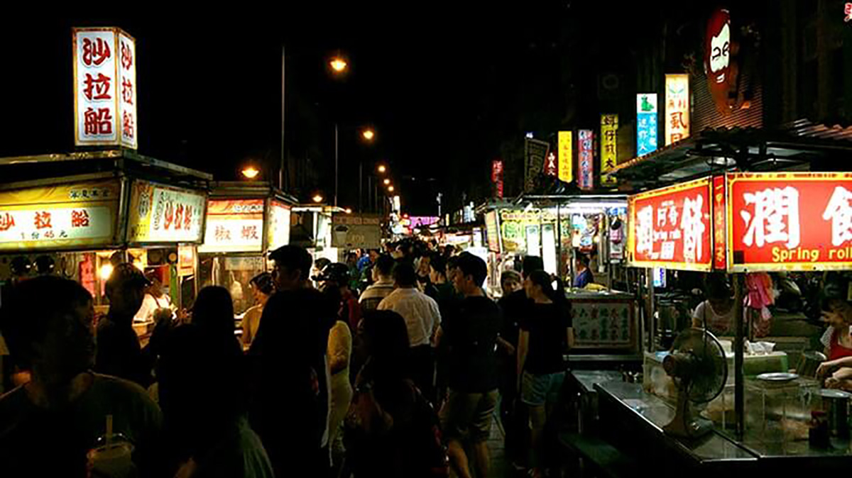屋台の灯りが並ぶ台北の寧夏路夜市