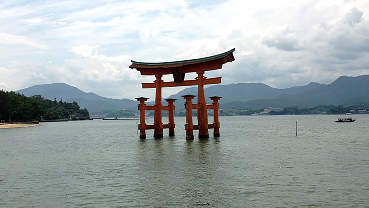 海に浮かぶ嚴島神社の大鳥居と宮島の山並み
