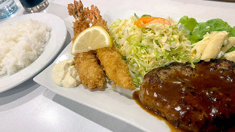 ライスを添えたグリル鹿島のハンバーグエビフライ