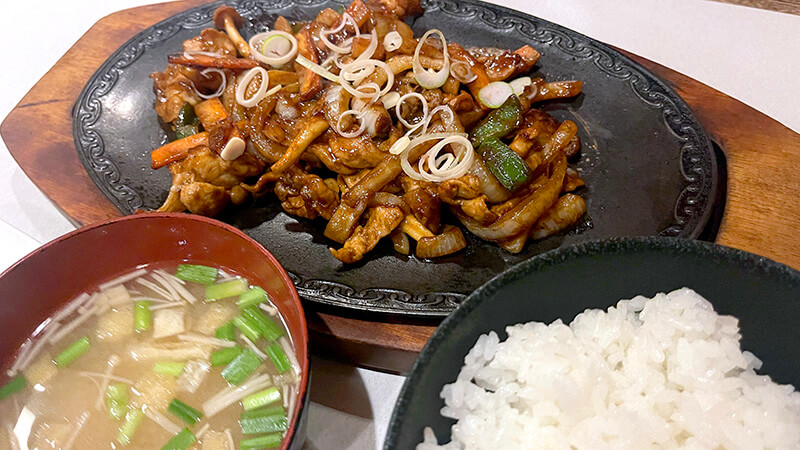 鉄板で運ばれてきたグリル鹿島の吉野焼き定食