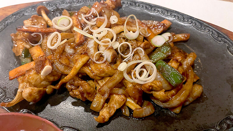 豚肉と野菜を赤みそ味で炒めたグリル鹿島の吉野焼き