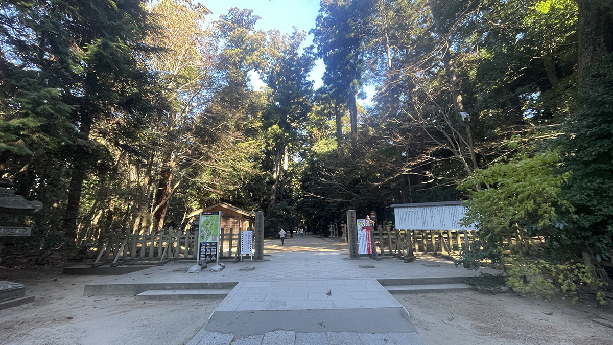 鹿島神宮の木々に包まれた奥参道入口と石畳の道