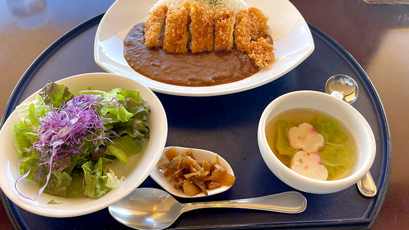 カレーと一緒に運ばれてきたサラダとスープのセット