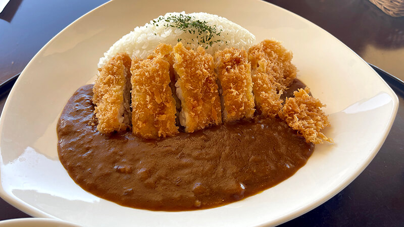 カレーライスにチキンカツをトッピングした八幡太郎の一皿