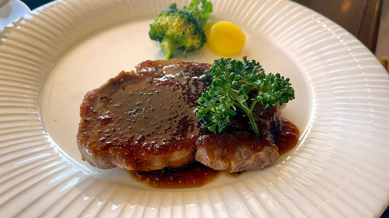 艶のあるソースがかかったローズポークのポークソテー