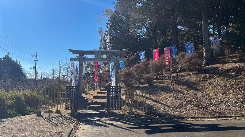 八幡太郎の近くにある小幡山七福神神社の鳥居