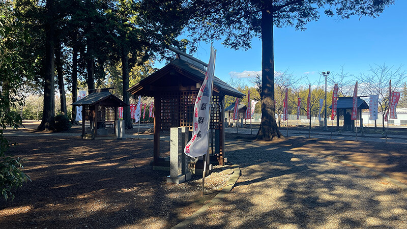 七福神ののぼりが並ぶ小幡山七福神神社の境内