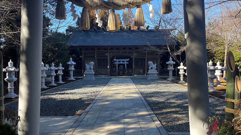 鳥居越しに拝殿を望む小幡山七福神神社の参道