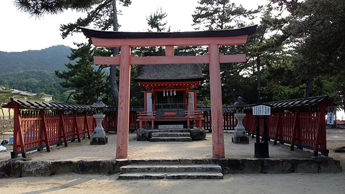 宮島の清盛神社の鳥居と朱塗りの社殿