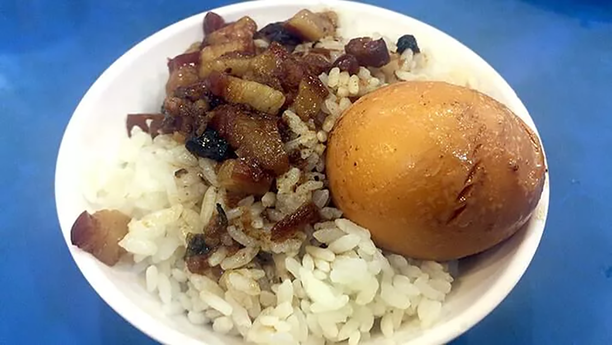 艋舺夜市で食べた魯肉飯と煮卵