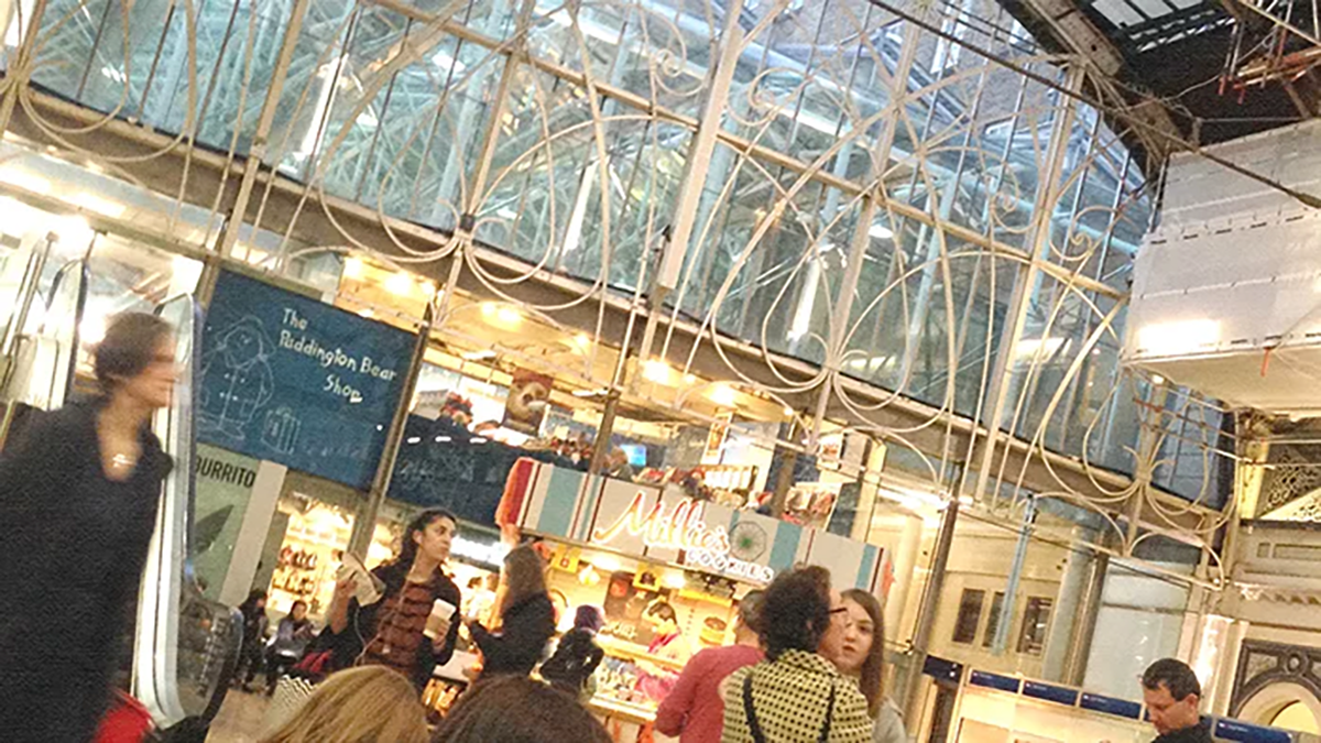 ヒースロー空港からグラストンベリーへ向かう途中に立ち寄った駅の構内
