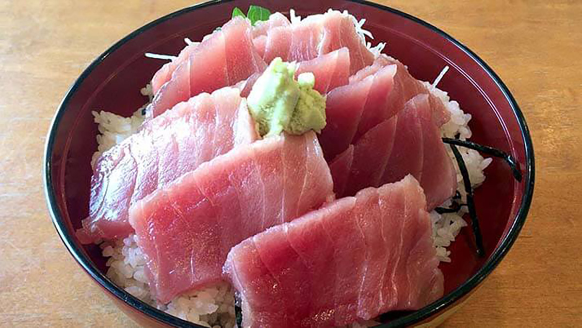 グルメ館 豊魚で食べた厚切りまぐろ丼