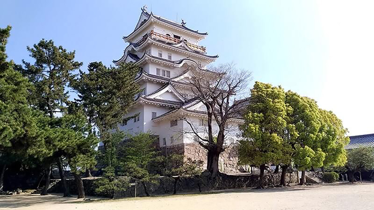 青空の下にそびえる福山城の白い天守