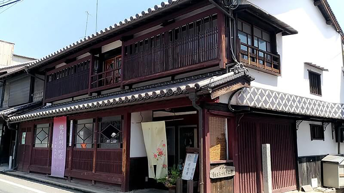鞆の浦にある御舟宿いろはの木造の外観