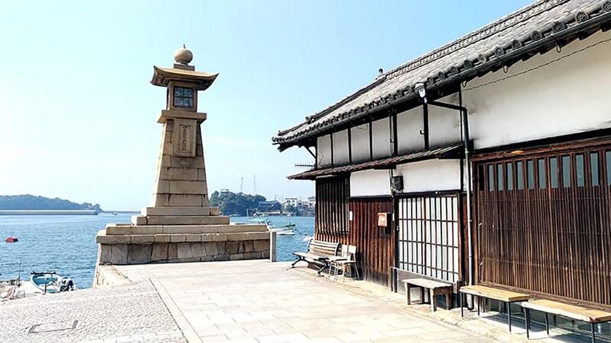 題名    鞆の街並み    前原 専ニ゙ 鞆の浦へ｜崖の上のポニョの舞台！古き町並みが残された港町を歩く