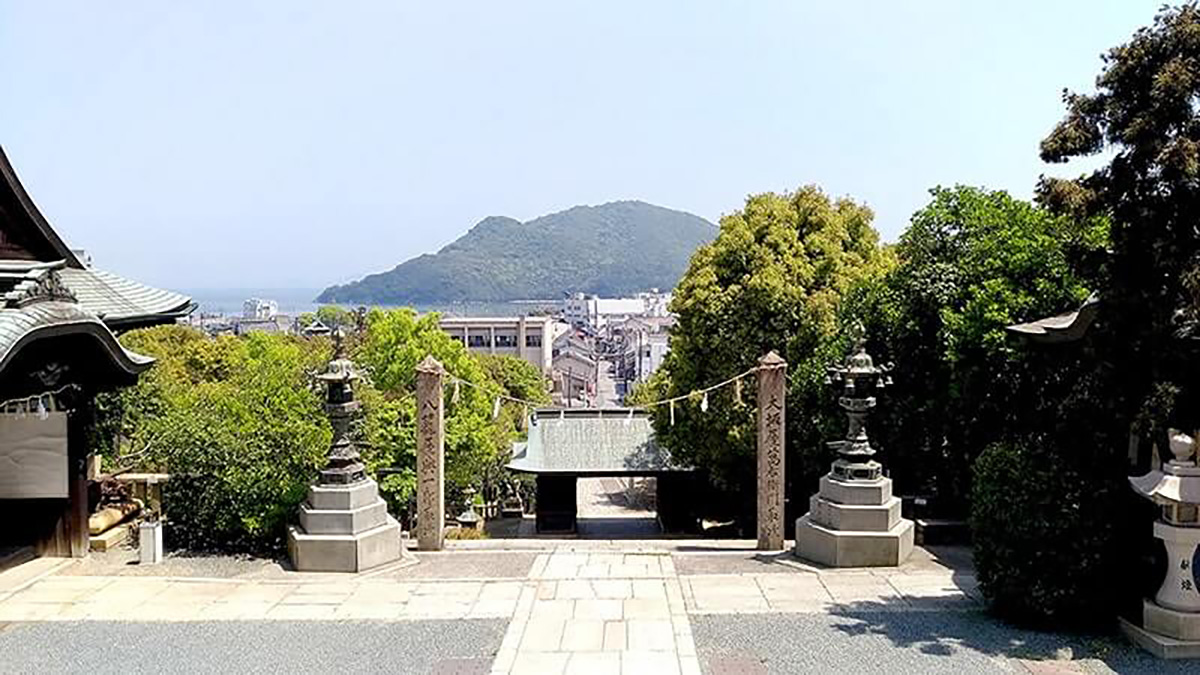 沼名前神社の境内から見下ろす鞆の浦の町並みと港