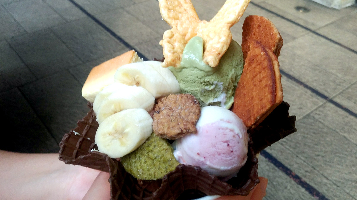 台中の宮原眼科で食べた具だくさんアイスクリーム
