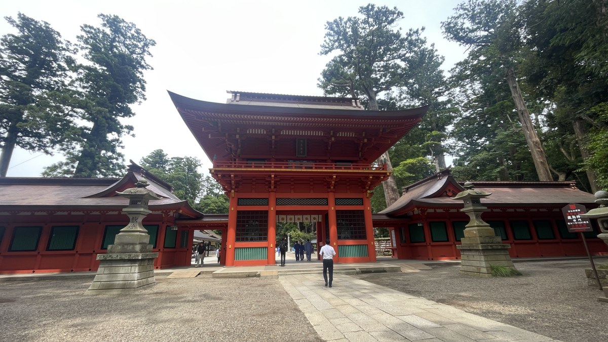 改修を終えた鹿島神宮の朱塗りの楼門を正面から見上げる