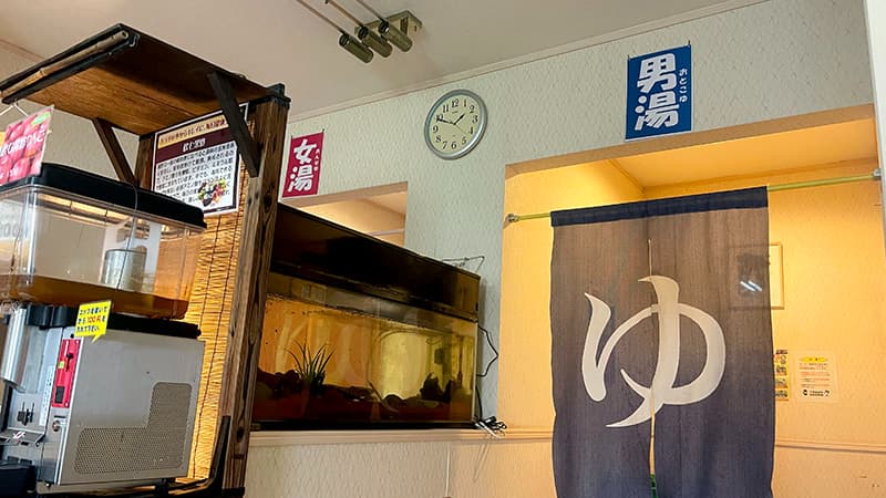 カーニバルヒルズ館内の男湯と女湯の入口、水槽