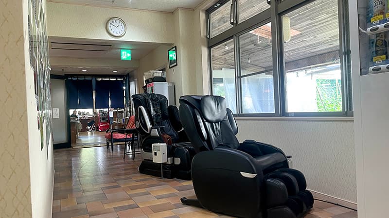 温泉のあとに休めるマッサージチェアと館内休憩スペース