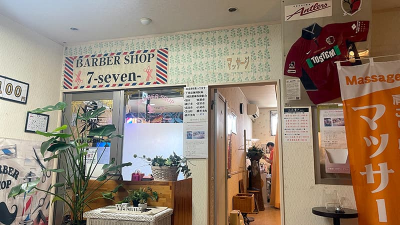 館内のBARBER SHOP 7-seven-とマッサージ案内