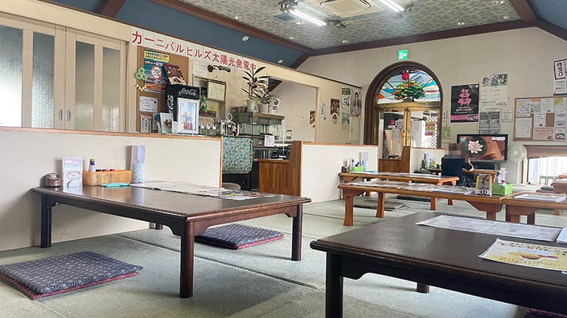 食事処さわの座敷とテーブルが並ぶ落ち着いた店内