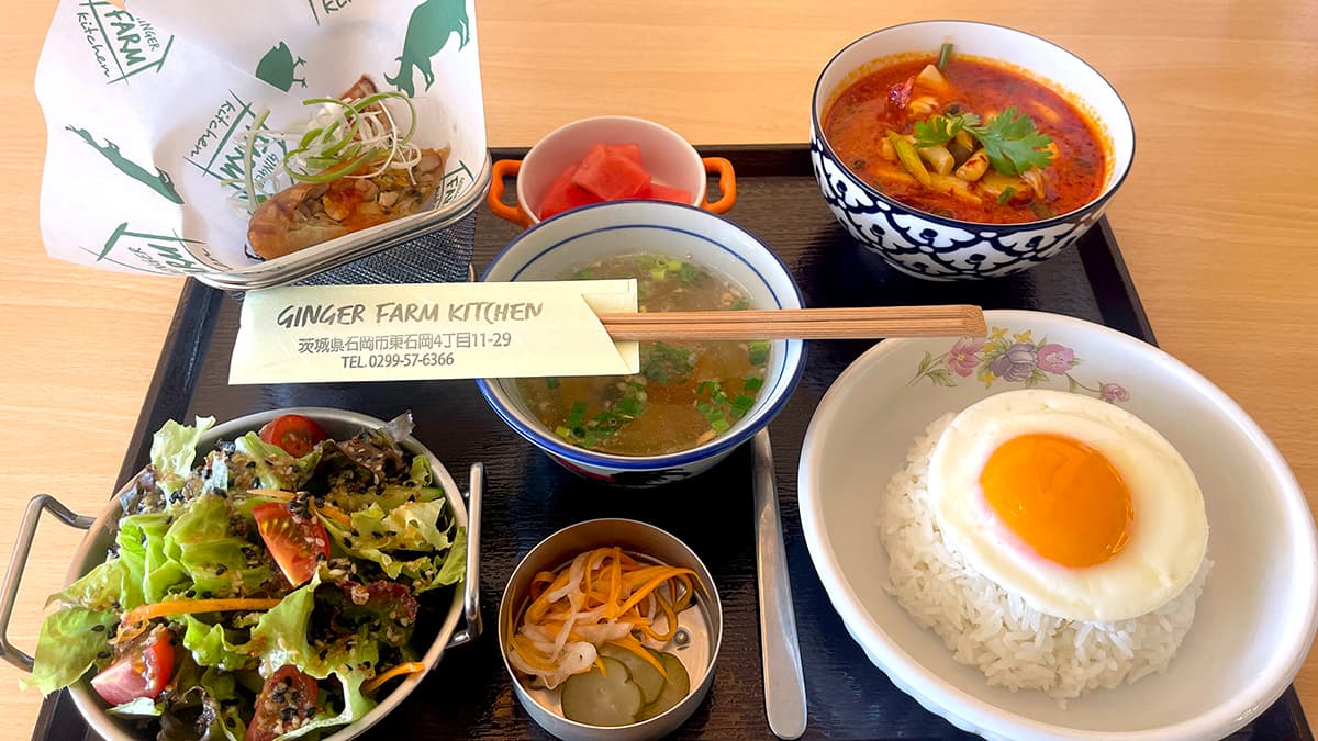 トムヤムクンや目玉焼きのせご飯が並ぶGINGER FARM KITCHENのランチセット