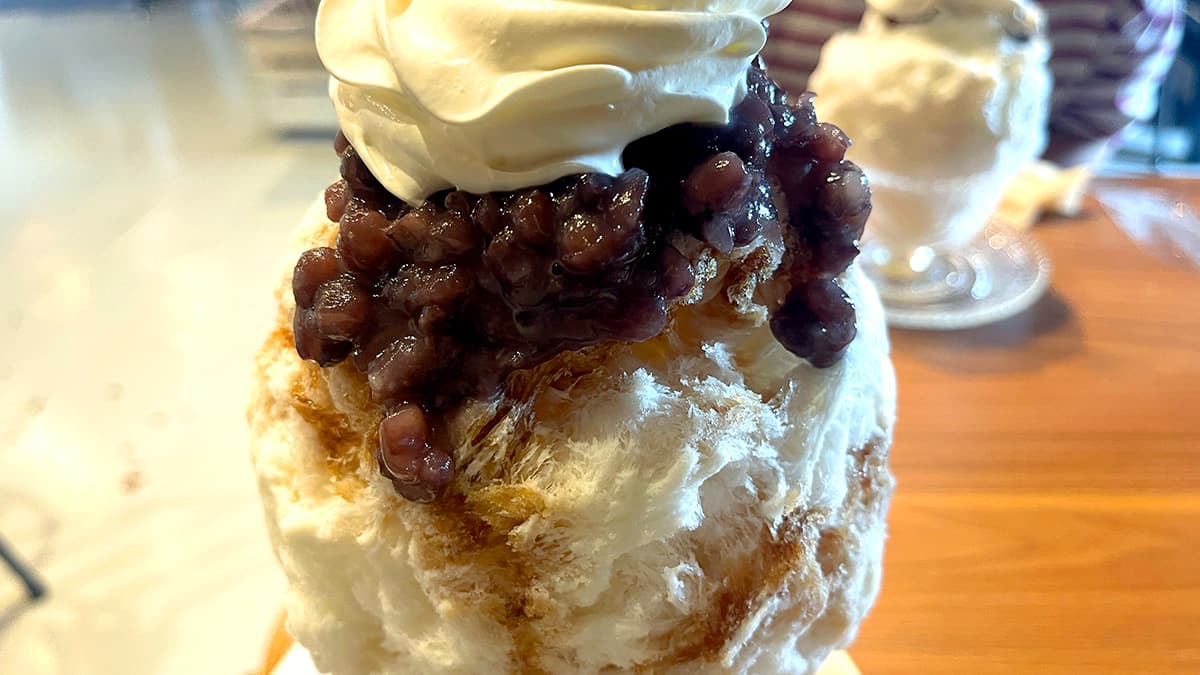 生クリームとあずきをのせた蔵cafe 氷菓ふわりのあずきと黒糖塩ミルク