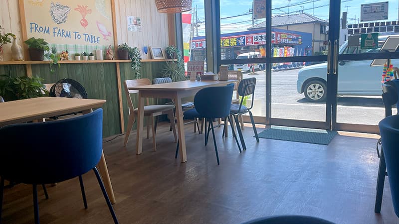 FROM FARM TO TABLEの文字と観葉植物が並ぶGINGER FARM KITCHENの明るい店内