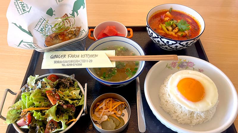 トムヤムクンや目玉焼きのせご飯、サラダ、春巻きが並ぶGINGER FARM KITCHENのランチセット