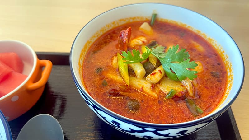 パクチーとエビ、マッシュルームが浮かぶGINGER FARM KITCHENのトムヤムクン
