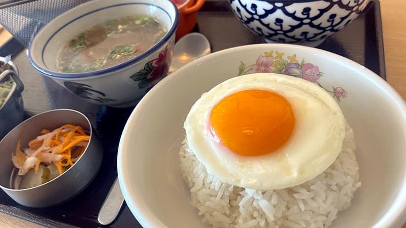 目玉焼きをのせたジャスミンライスと透き通ったスープが並ぶランチセットの一皿