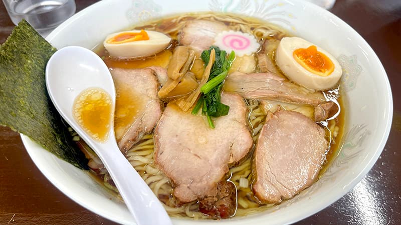 チャーシューと味玉が盛られた青龍の特製手打中華大盛り