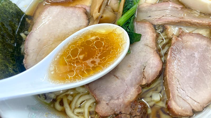 澄んだ醤油スープと複数部位のチャーシュー
