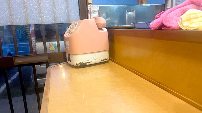 木のカウンターと椅子が並ぶ和食下島の店内