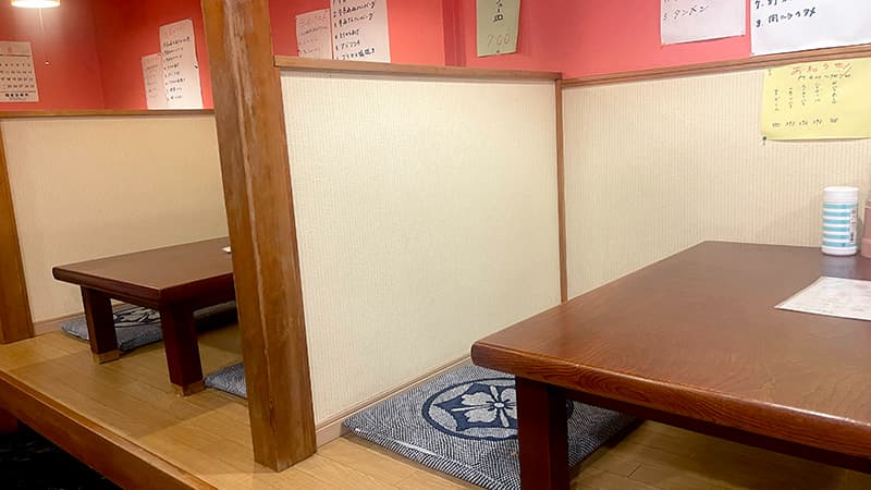 仕切りのある小上がりに座卓が並ぶ和食下島