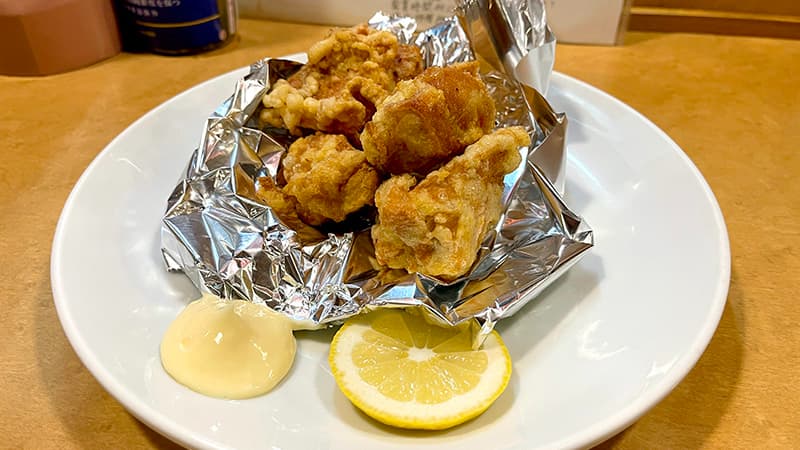 揚げたての唐揚げにマヨネーズとレモンを添えた一皿