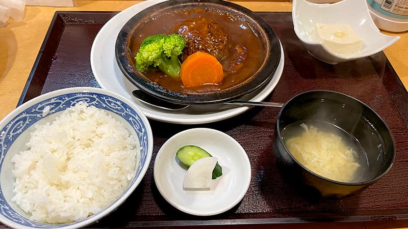 ご飯と汁物、冷奴が付いた和食下島の煮込みハンバーグ定食
