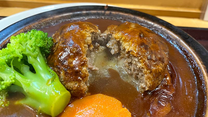 切ると肉汁があふれる和食下島の煮込みハンバーグ