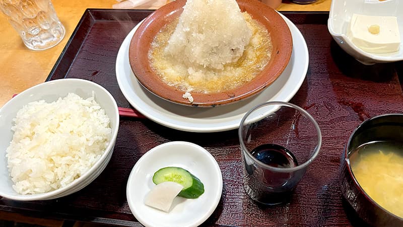 大根おろしが山のように盛られた和食下島のおろしハンバーグ定食