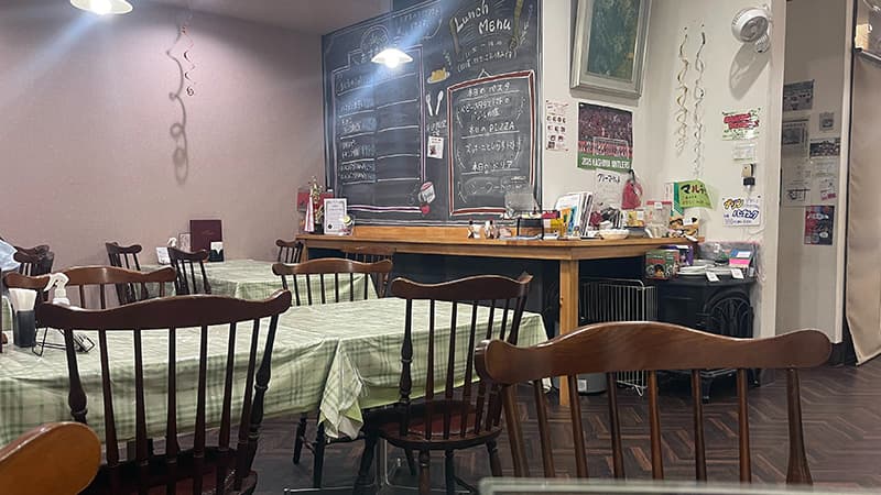 緑のチェック柄のテーブルクロスが並ぶmarchuの店内