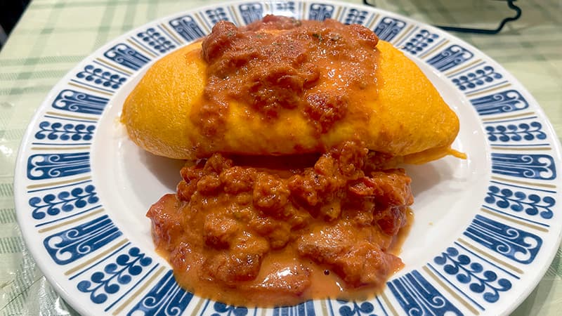 トマトクリームソースをたっぷりかけたmarchuのオムライス