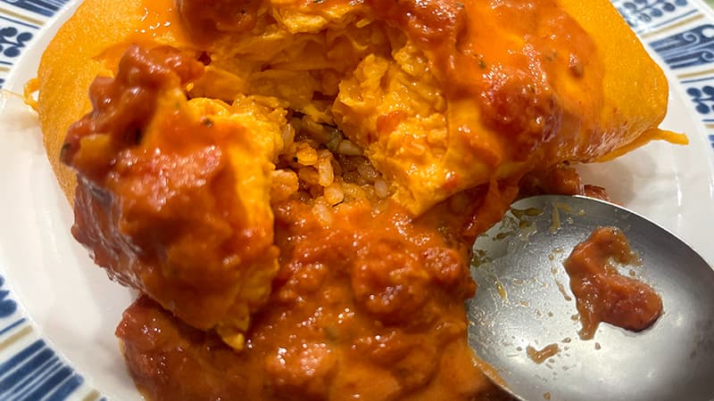ふわふわの卵とライスが見えるトマトクリームオムライスの断面
